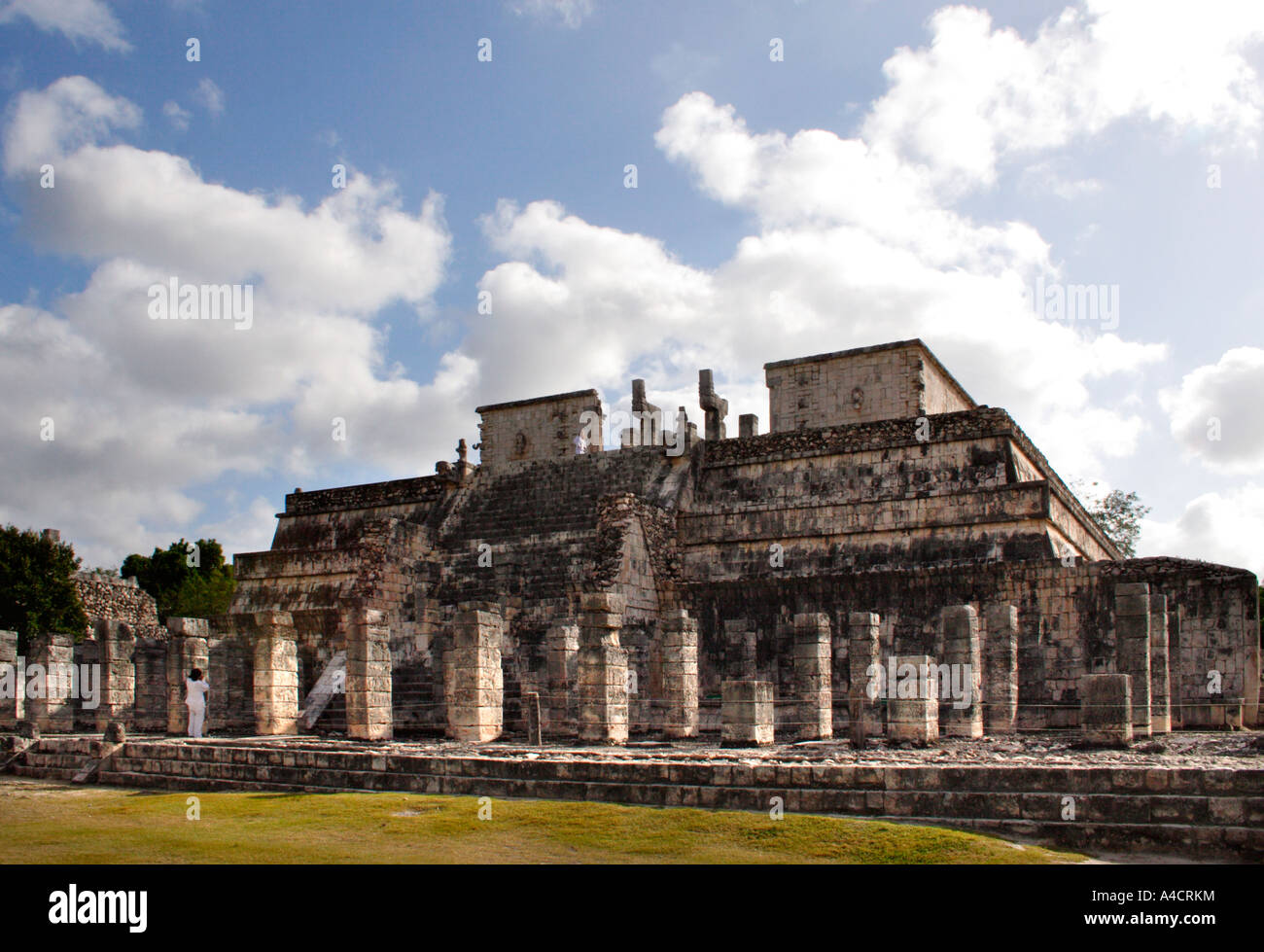 Chichen Itza il Tempio dei Guerrieri è costruito nello stile dei Toltechi del Messico centrale e comprende una scultura Chac-Mool. Foto Stock