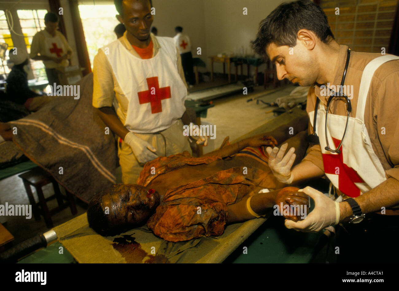 "Ruandese GUERRA CIVILE', uomo tutsi, tritato attraverso la testa dai colpi di machete, viene trattata dalla Croce rossa internazionale ospedale team chirurgico Foto Stock