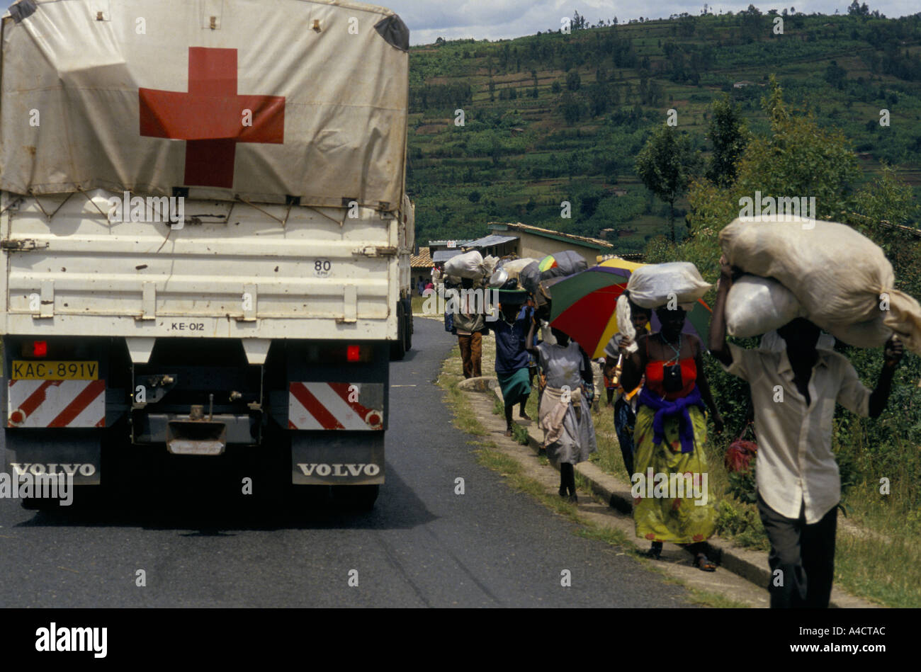 "Ruandese GUERRA CIVILE', la Croce rossa internazionale convoglio portando in forniture mediche di Kigali si avvicina la città come gli hutu fuggono in direzione opposta. aprile 1994 Foto Stock