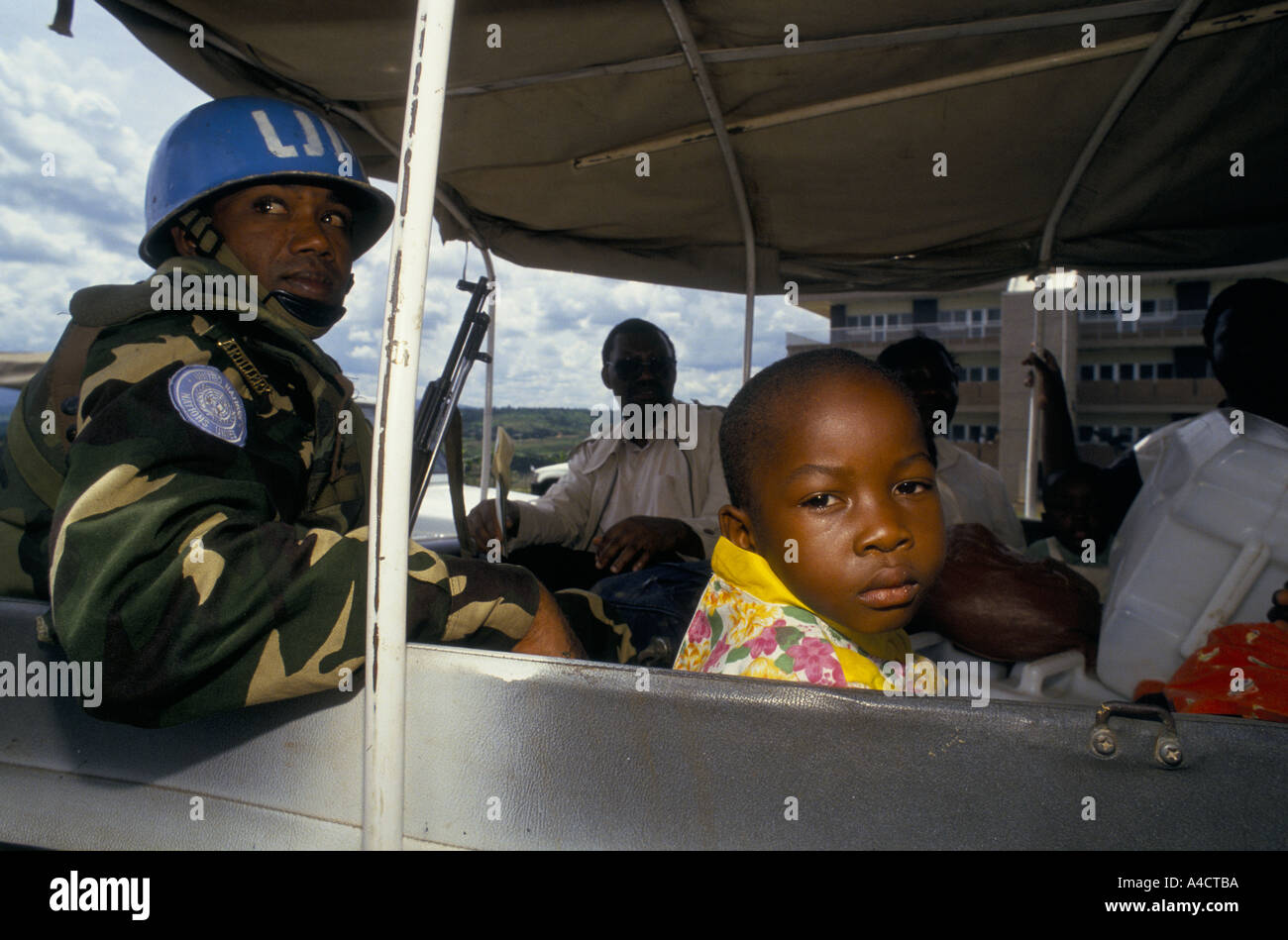 "Ruandese GUERRA CIVILE', PAESE STRANIERO i cittadini che hanno trovato rifugio presso il King Faisal HOSPITAL prepararsi ad essere evacuato all'aeroporto in bengalese le truppe delle Nazioni Unite. Aprile 1994 Foto Stock