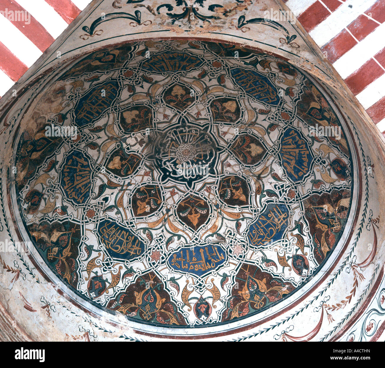 Dettaglio della cupola dipinta in arcade intorno al cortile., Turchia, Edirne, Üç Sherefeli (tre balcone) moschea Foto Stock