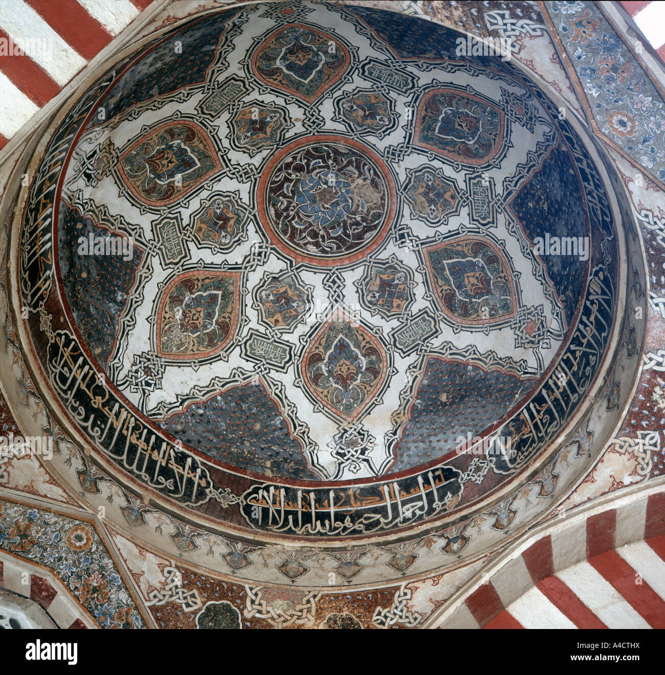 Dettaglio della cupola dipinta in arcade intorno al cortile., Turchia, Edirne, Üç Sherefeli (tre balcone) moschea Foto Stock