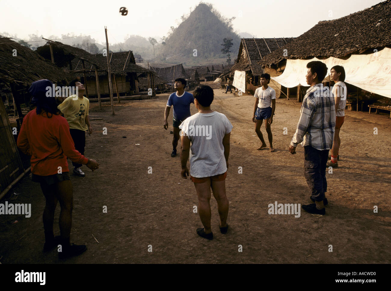Tha Wattaw sfollati camp lo Stato di Karen, Birmania 1992: un gruppo di uomini la riproduzione di un tradizionale gioco di palla Foto Stock