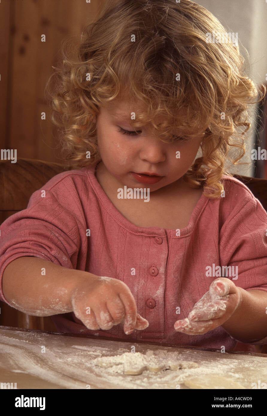 Bambino gioca con la pasta Foto Stock