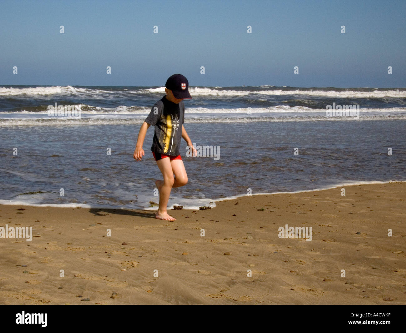 Giovani baying giocando sulla riva del mare Foto Stock