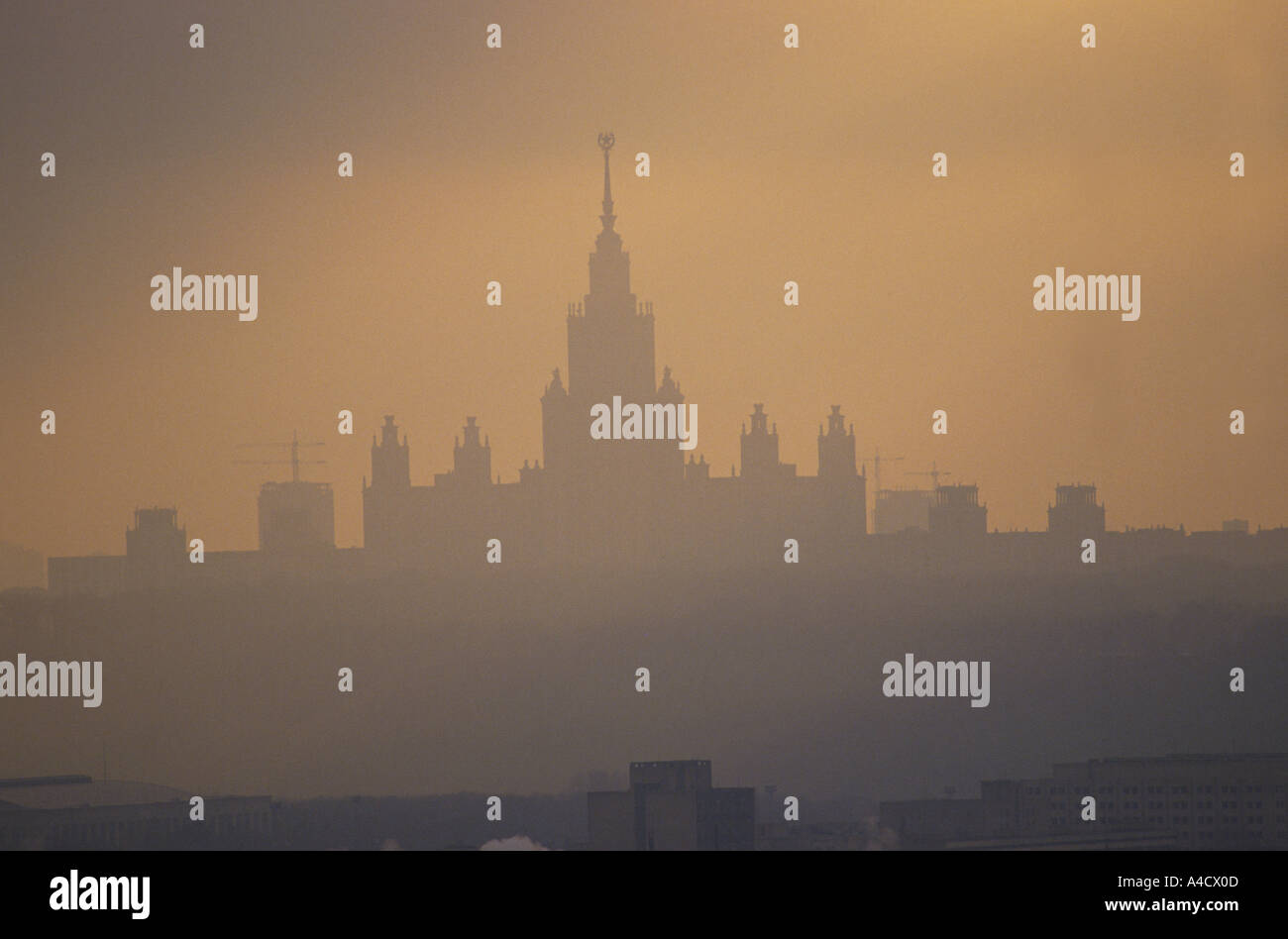 Profilo di Hotel Ukraina sullo skyline di Mosca, Russia in inverno inquinato luce della sera Foto Stock