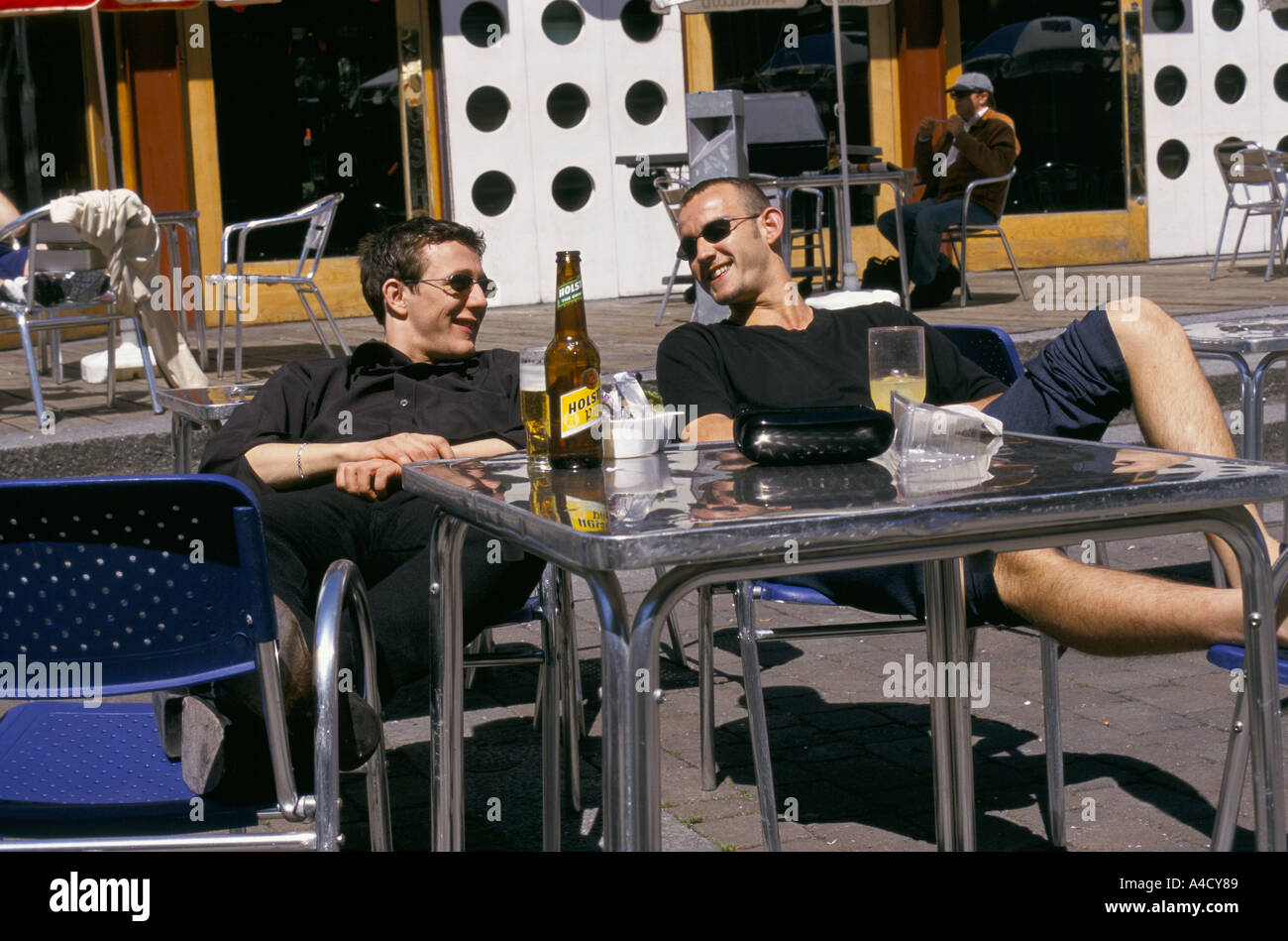 Due ragazzi di bere in una giornata di sole in Concert Square a Liverpool, Regno Unito Foto Stock
