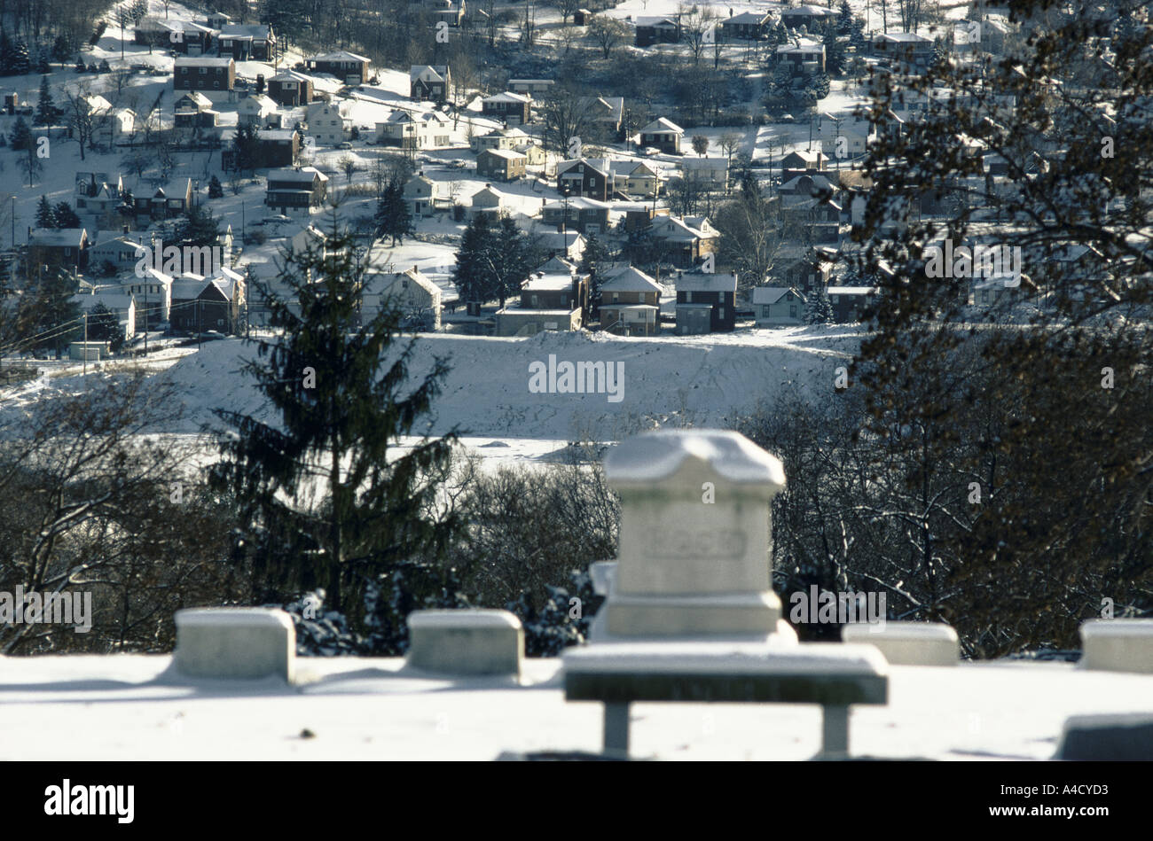 Il cimitero in primo piano, il dump radioattivi dietro, poi la città di Canonsburg 1984 Foto Stock