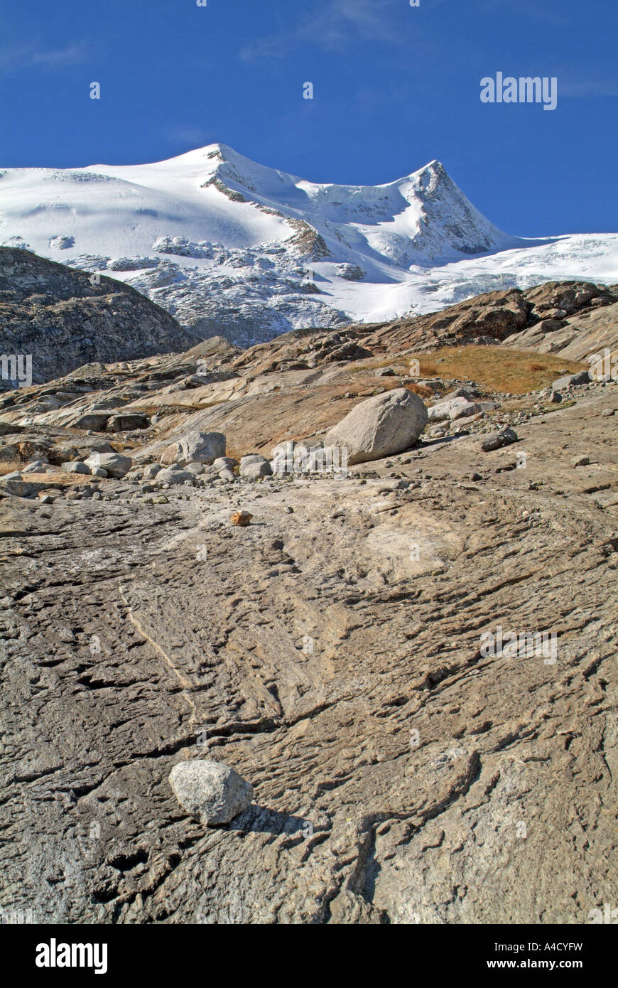 Erosione glaciale dal ghiacciaio Schlattenkees. Sullo sfondo la montagna Hoher Zaun (3467 m) e Schwarze Wand (3511 m) Foto Stock