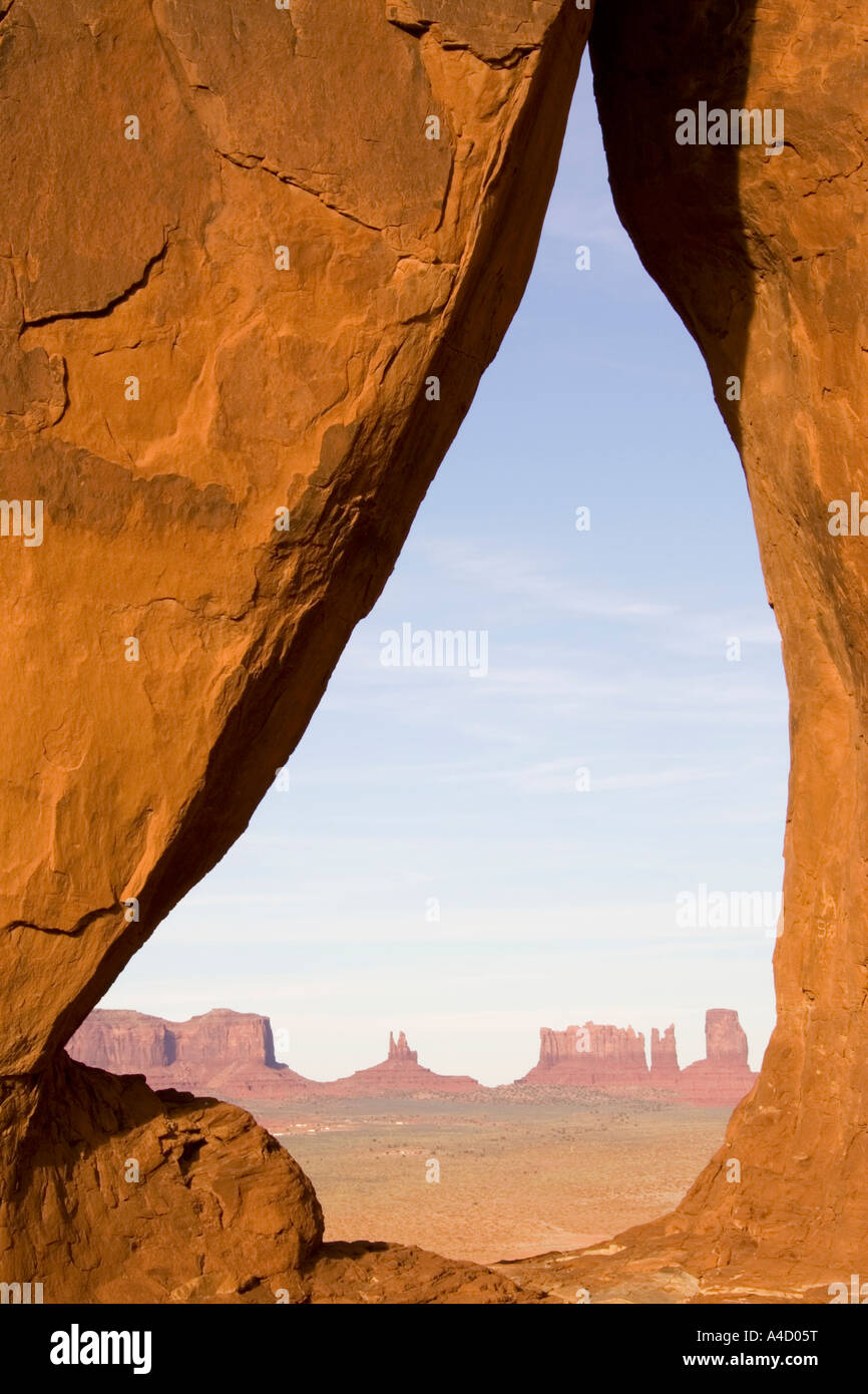 Vista attraverso il Lacrima arco di pietra arenaria buttes e pinnacoli di roccia della Valle Monumento Foto Stock