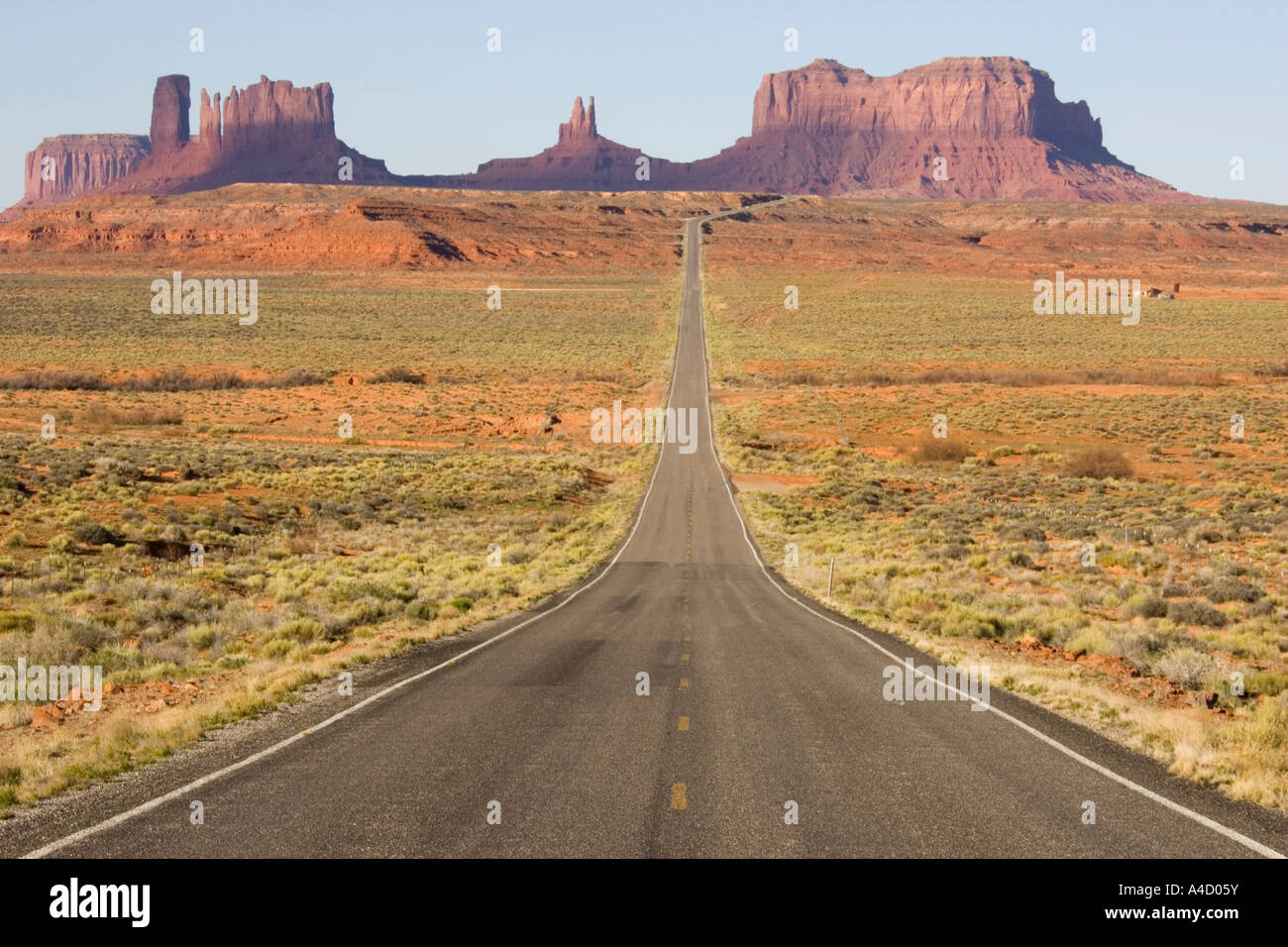 Noi 163 che conduce attraverso la Monument Valley, Arizona, Stati Uniti d'America Foto Stock