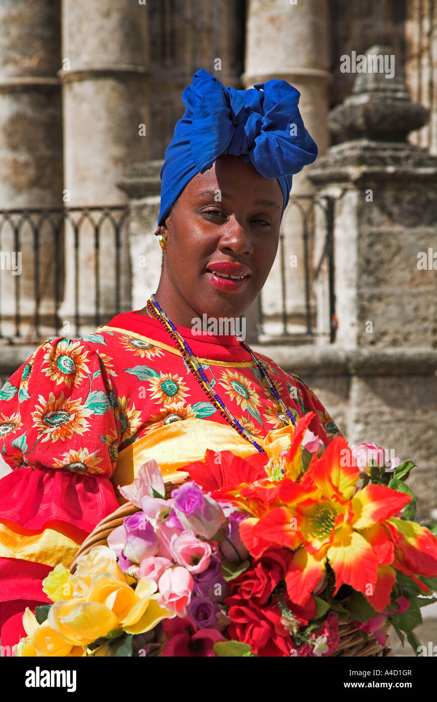 Signora indossando variopinti abbigliamento tradizionale, Plaza de la Catedral, Havana, La Habana Vieja, Cuba Foto Stock