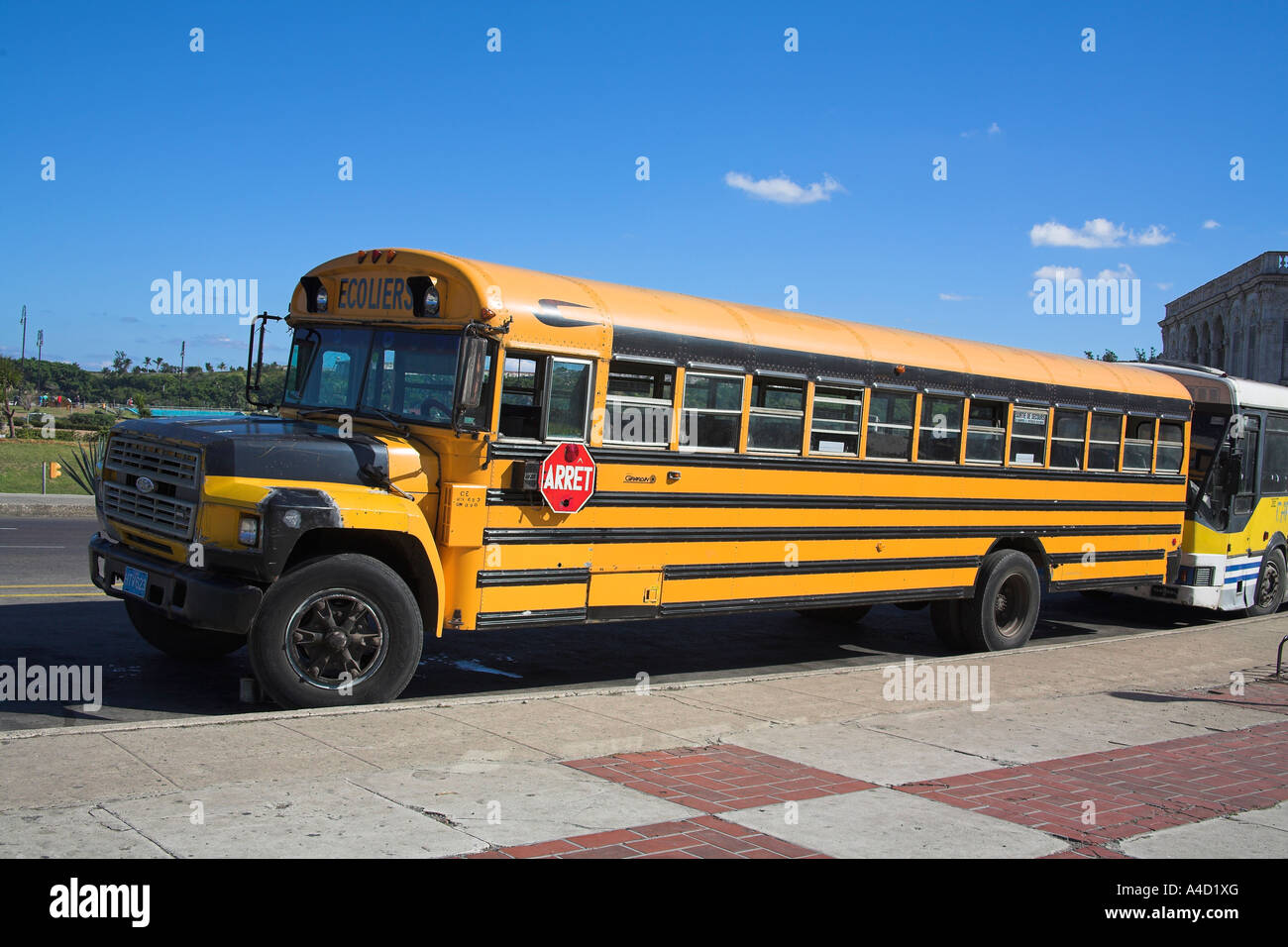 Giallo Ford school bus parcheggiati in strada, l'Avana, La Habana Vieja, Cuba Foto Stock