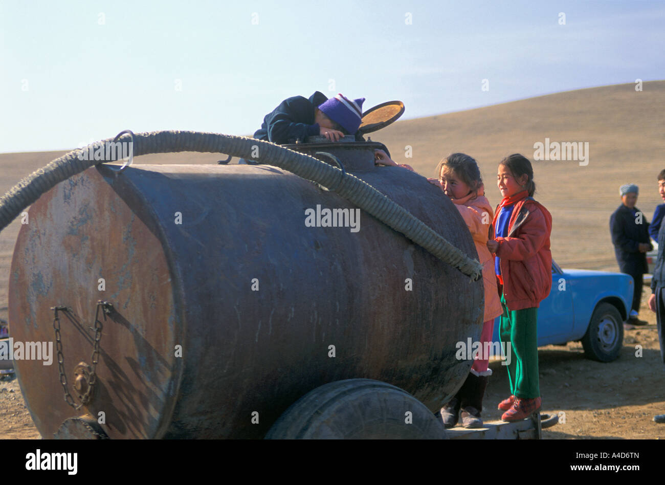 Apertura del ricostruito Atsagat tempio Buddista Luglio 1992, bambini che giocano su serbatoio acqua Buriatya, RUSSIA Foto Stock