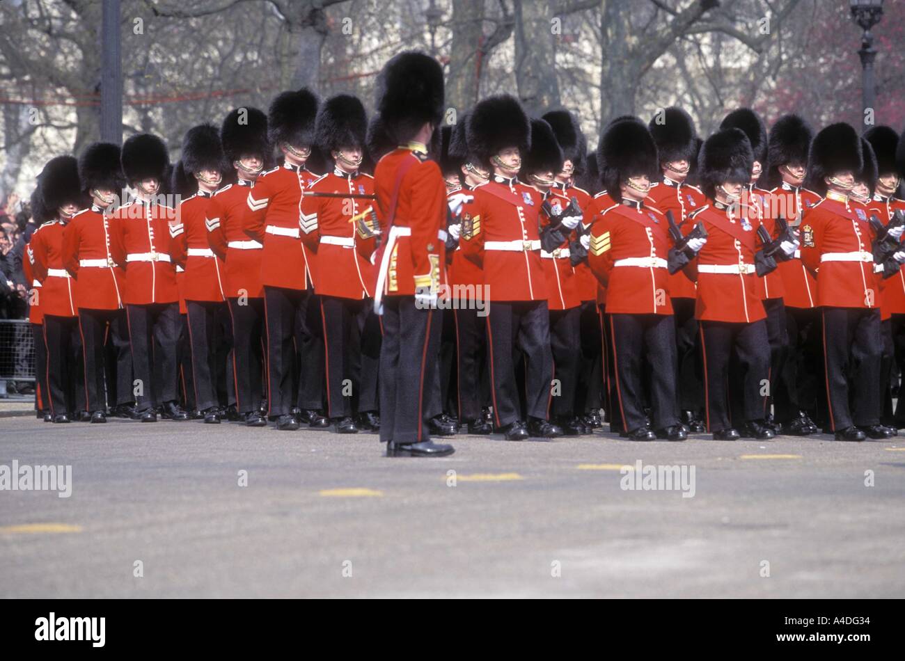 Il Granatiere protezioni a la Regina madre i funerali, Londra 5 Aprile 2002 Foto Stock