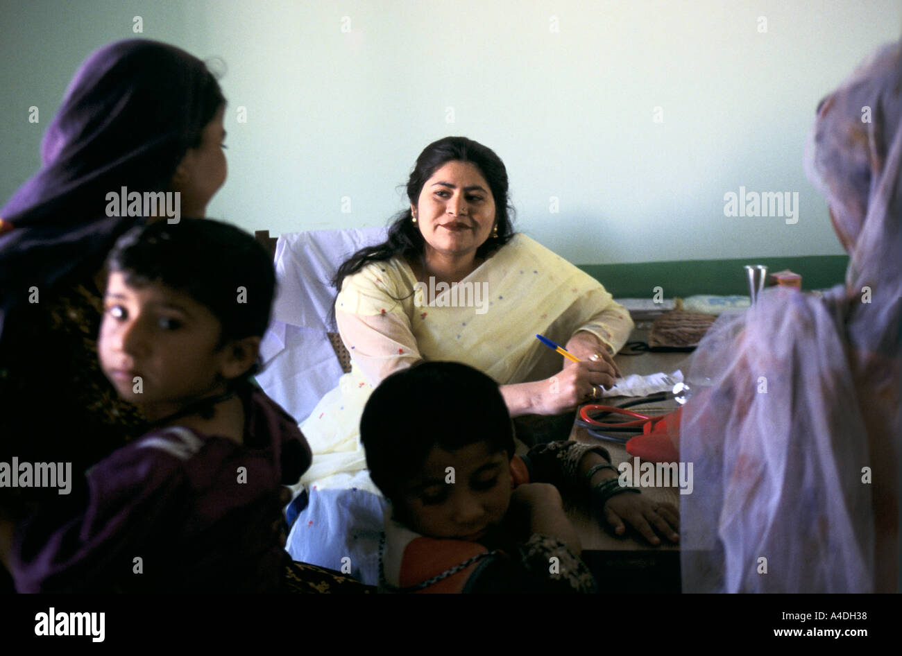 Un medico donna scrive una prescrizione presso una clinica nel villaggio di Taung, provincia del Sindh, nel Sud del Pakistan Foto Stock