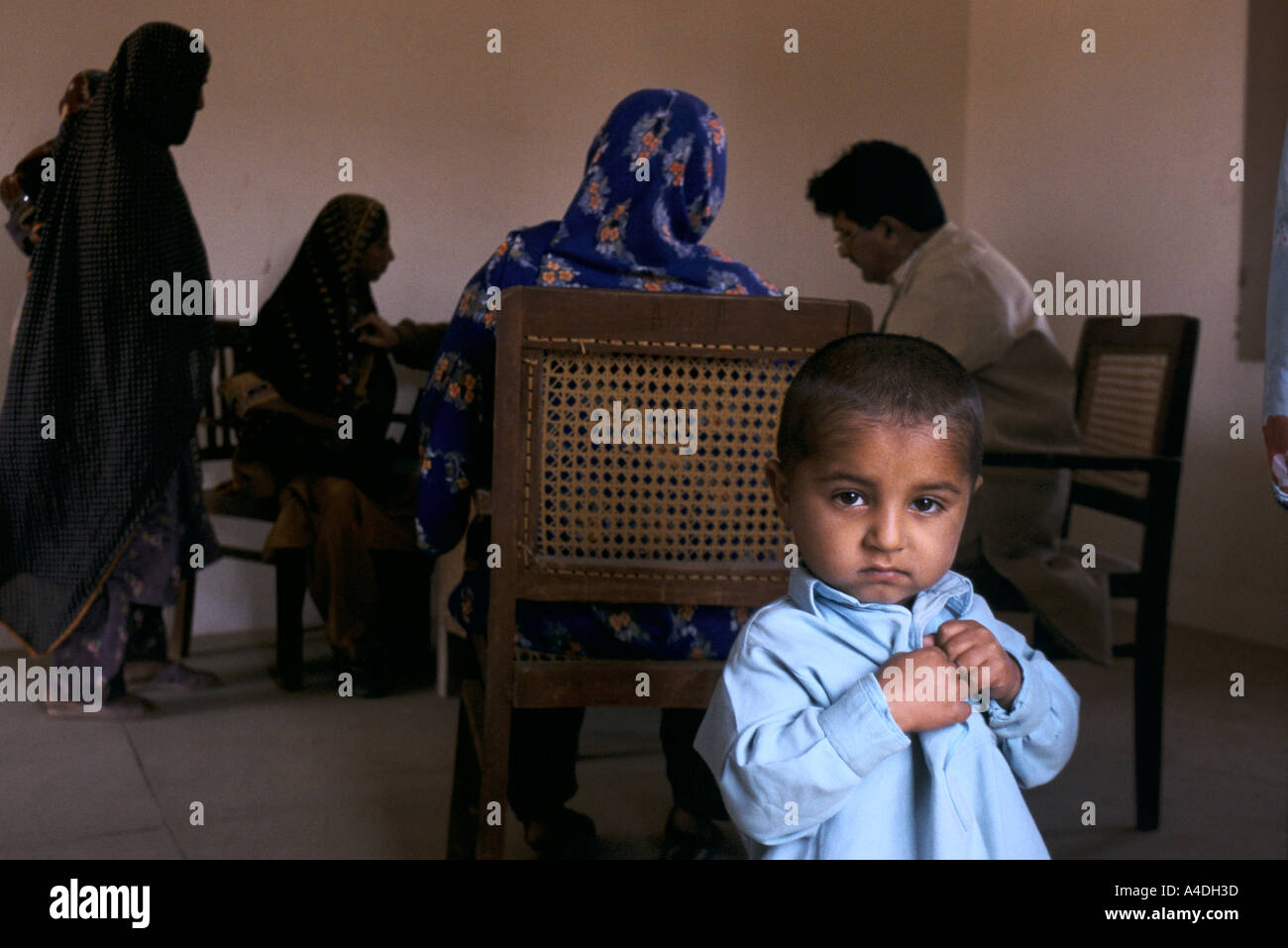 Un ritratto di un piccolo bambino in una clinica nel villaggio di Taung, provincia del Sindh, nel Sud del Pakistan Foto Stock