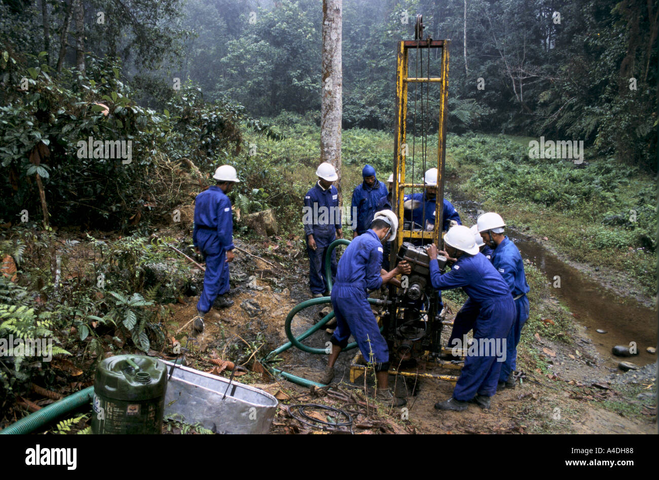 I geologi foratura come parte di un rilevamento sismico di riserve di petrolio e di gas nella giungla. I giacimenti petroliferi Digboi, Assam, India Foto Stock
