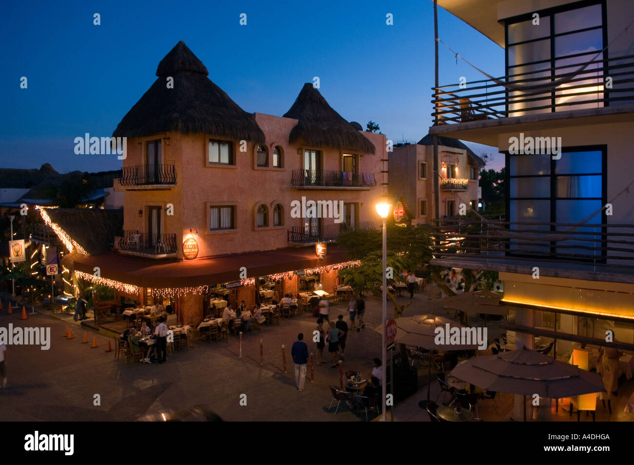 Tempo di notte vista su Playa Del Carmens main street la quinta avenue Foto Stock