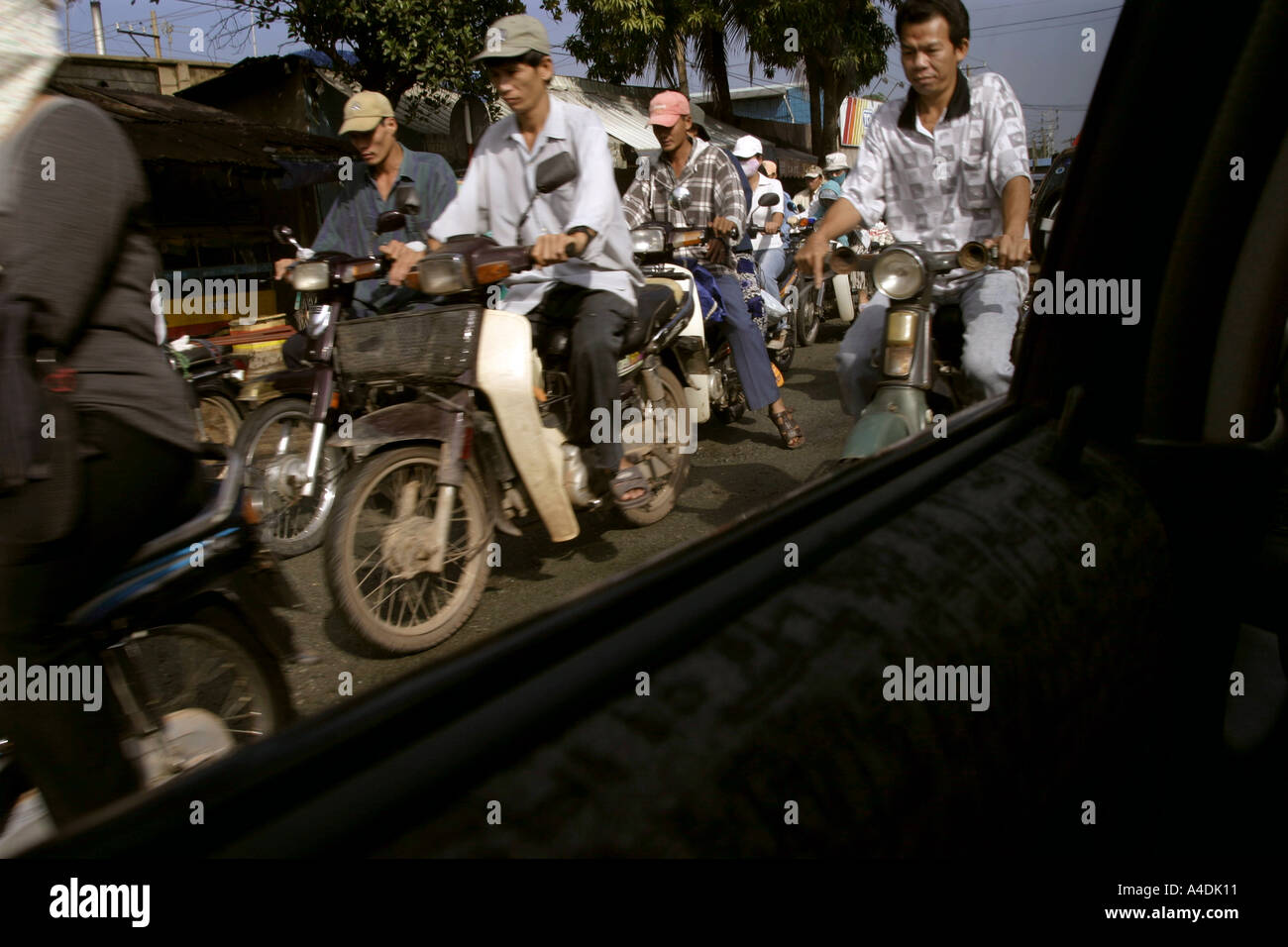 Moto visibile attraverso una finestra auto per le strade di Saigon Vietnam Foto Stock