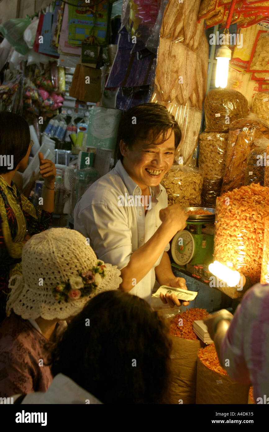 Un pesce essiccati venditore al Mercato di Binh Tay,, a Saigon, Vietnam Foto Stock