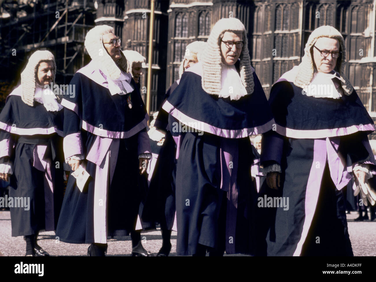 4 giudici in abito completo a piedi il signore cancelliere della prima colazione, Londra 1982 Foto Stock