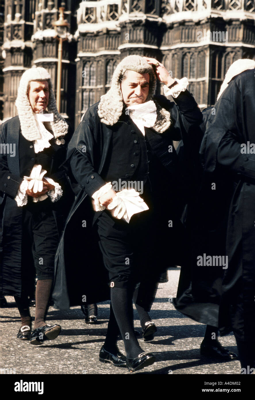 Un giudici in abito completo contiene sulla sua parrucca al Signore Chancellors Prima colazione 1982 Foto Stock