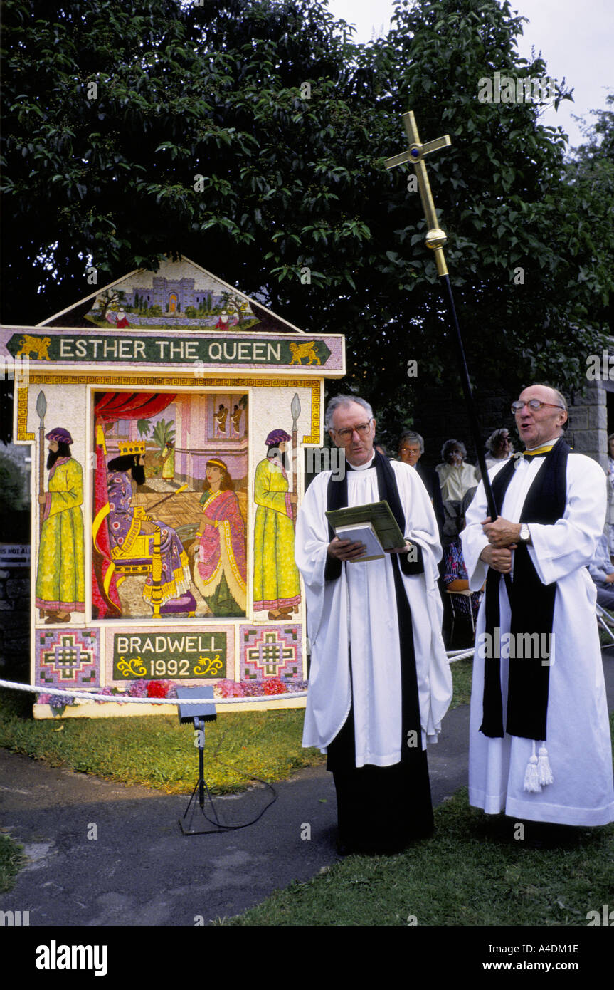 I sacerdoti durante la cerimonia di premiazione. Risveglia la regina Festival, Bradwell, Derbyshire. Foto Stock