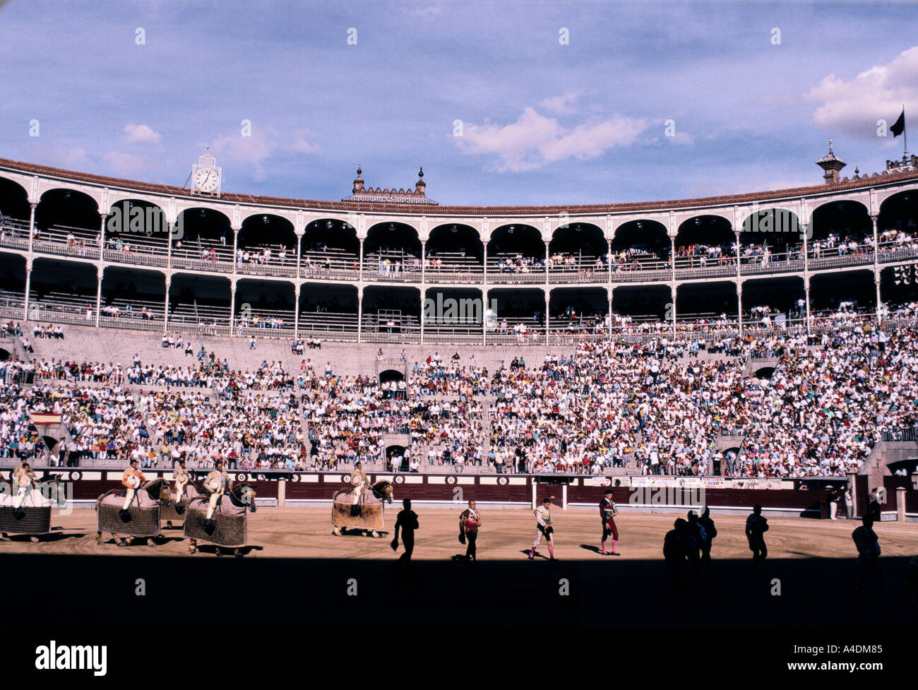 Guardare la gente una corrida, l'arena Las Ventas di Madrid Foto Stock