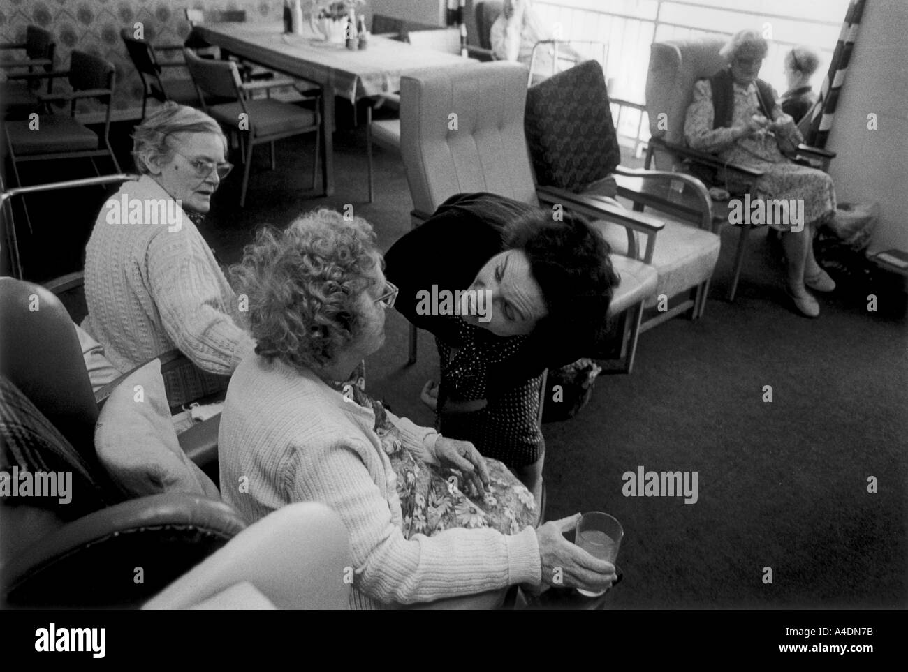 Una donna anziana e un accompagnatore Foto Stock