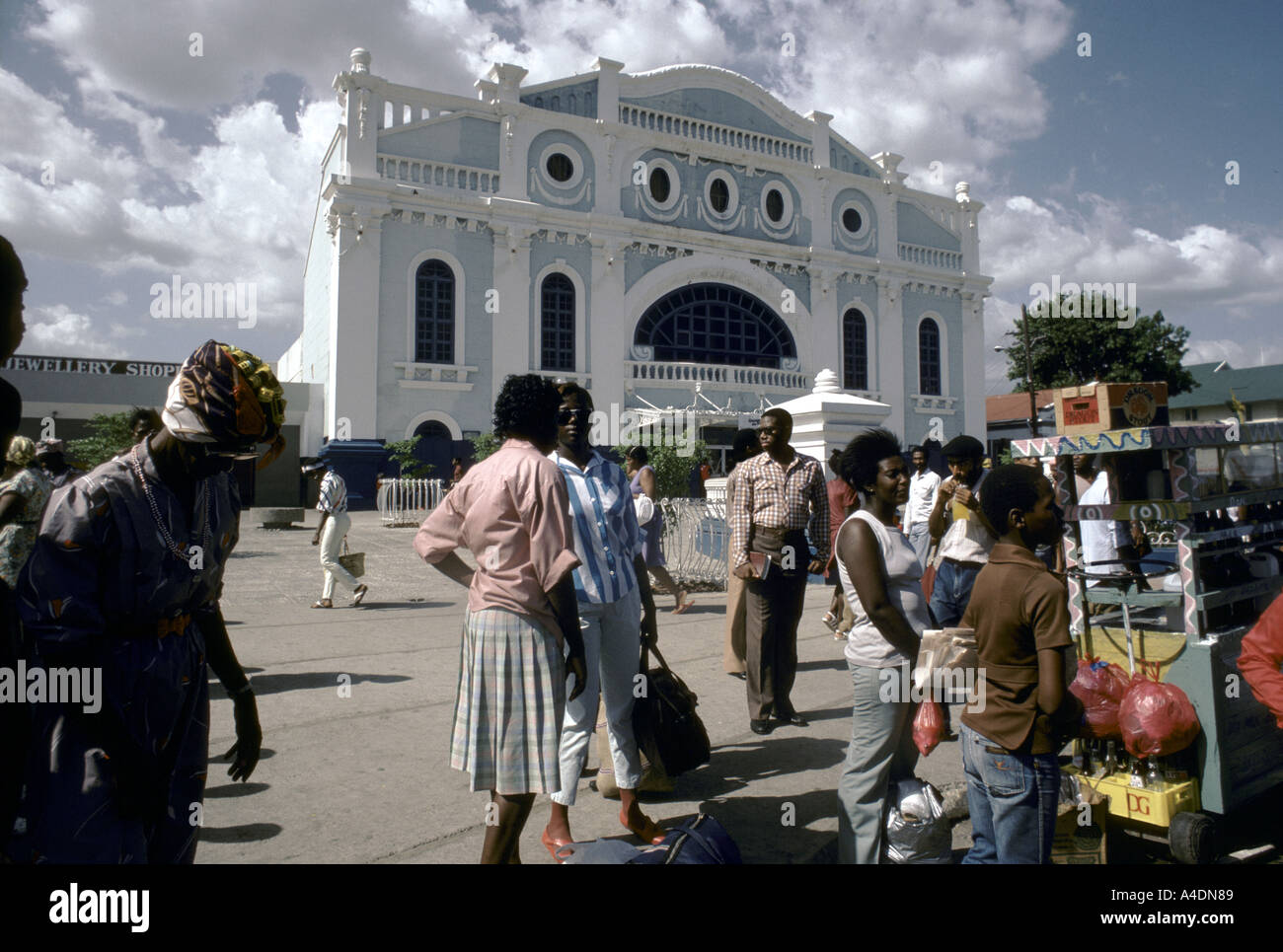 La popolazione locale la raccolta in una piazza al di fuori di un edificio, Kingston, Giamaica Foto Stock