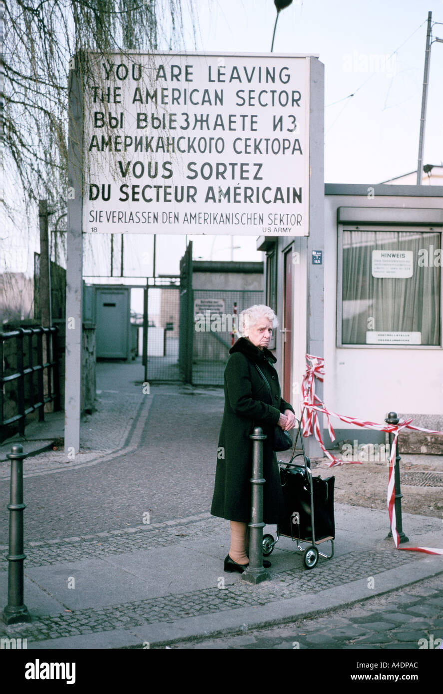 Una donna anziana che attraversa il muro di Berlino a Schlesisches Tor, pre-unificazione, Marzo 1989 Foto Stock