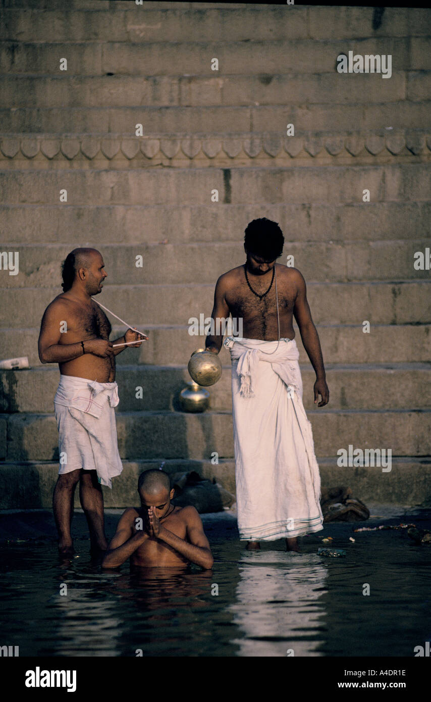 Rituale di balneazione nel fiume Gange, Varanasi, India Foto Stock