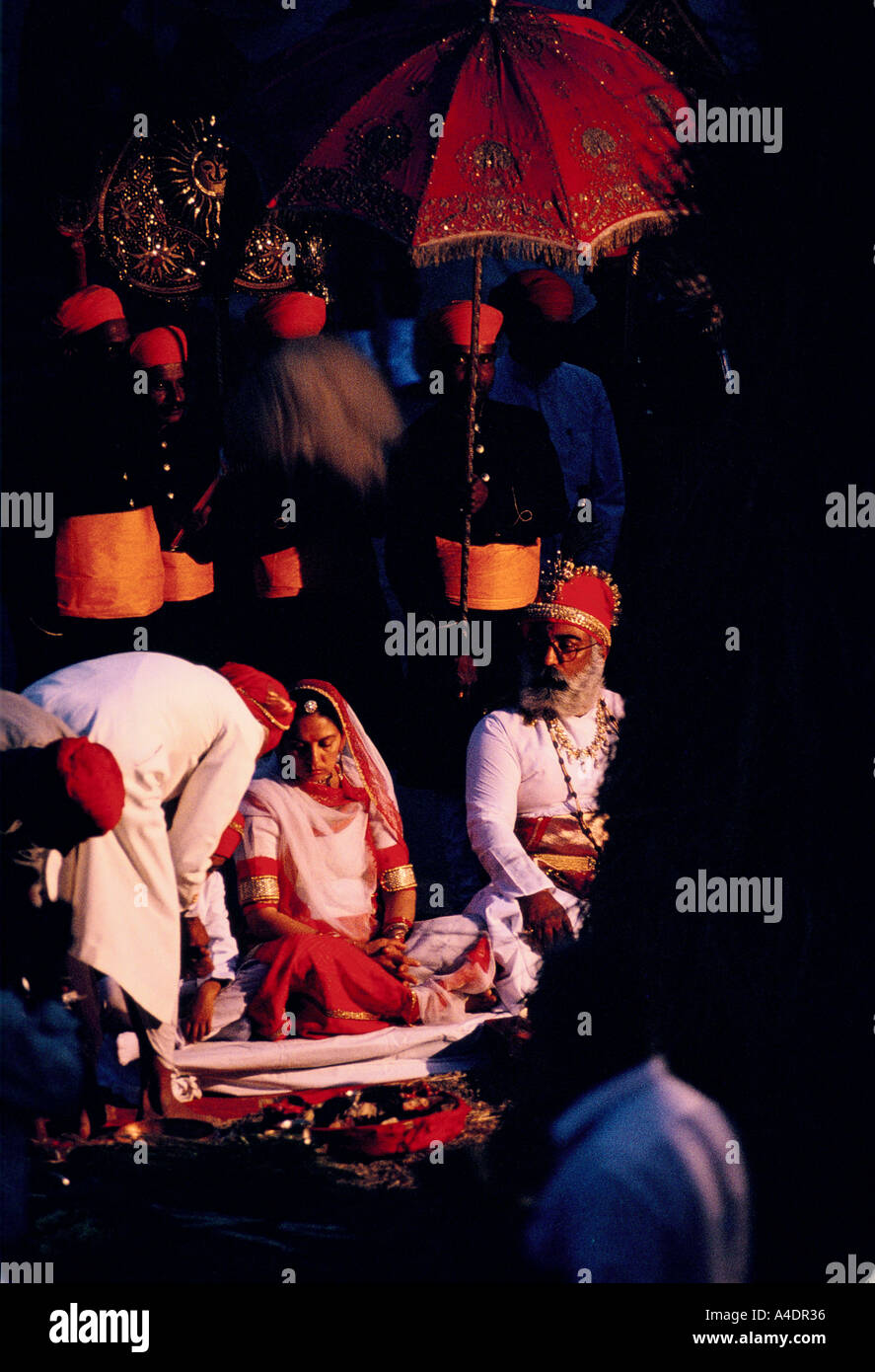 Maharaja Arvind Singh Mewar celebrare holi presso il palazzo della città in Udaipur, Rajasthan, India Foto Stock