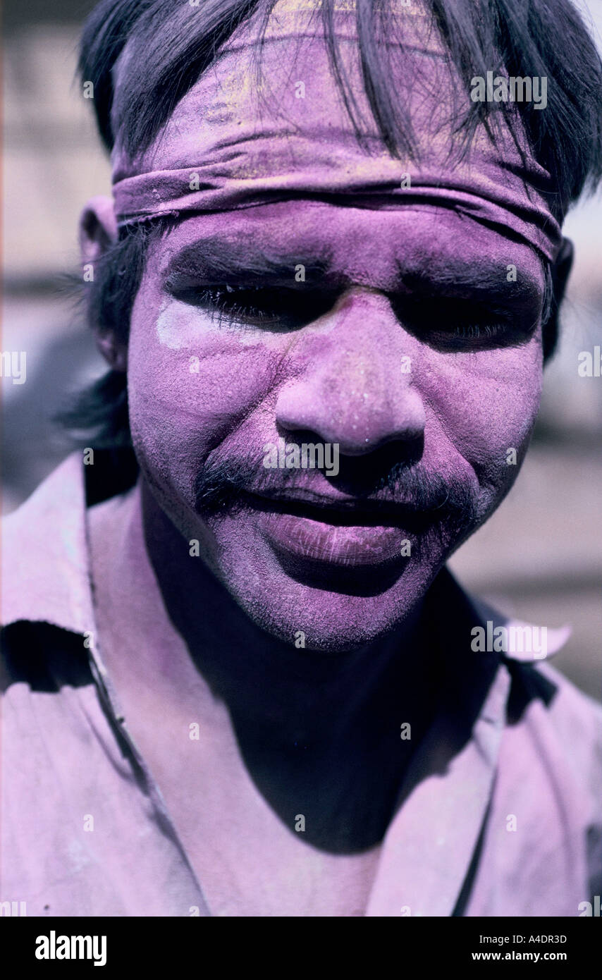 Ritratto di un uomo con il pigmento di colore rosa sul suo volto. Per celebrare la festa di holi, Udaipur, Rajasthan, India Foto Stock