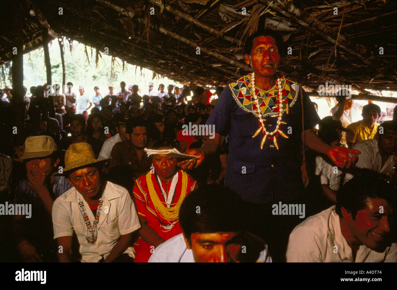 Un indiani Guayami esorta i compagni di Guayami a resistere ai piani governativi a scacciarle dai piani resistente per una miniera sulla loro terra Foto Stock