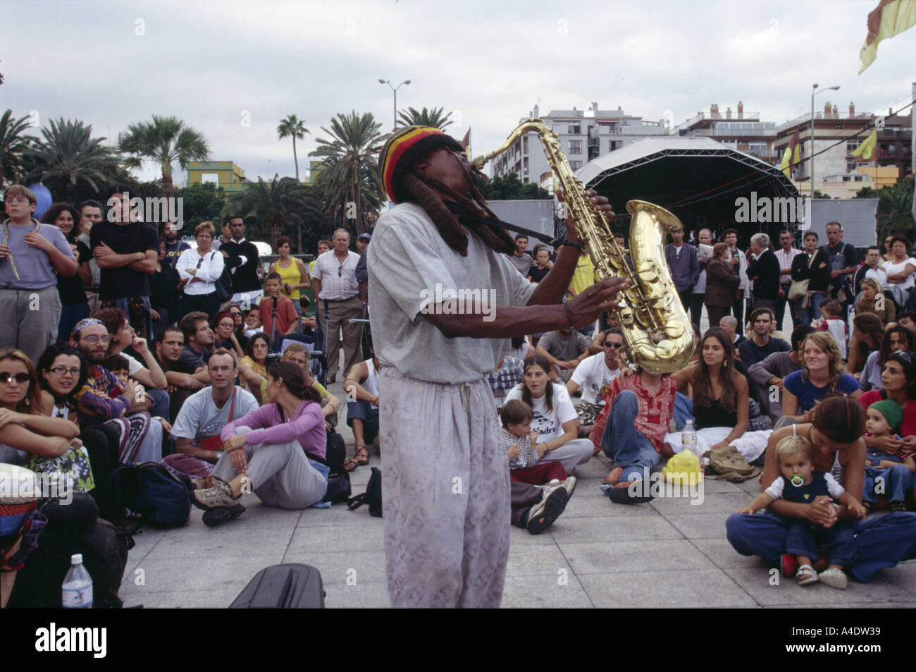 Un sassofonista intrattiene una folla in las palmas durante il mondo womad festival di musica nelle isole Canarie Foto Stock