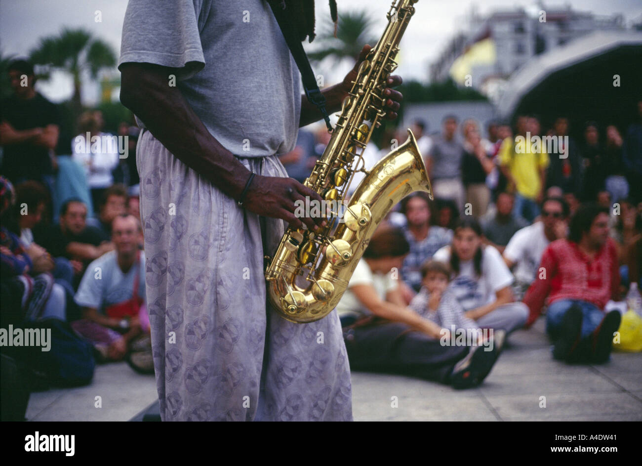 Un sassofonista intrattiene una folla in las palmas durante il womad world music festival in isole canarie Foto Stock