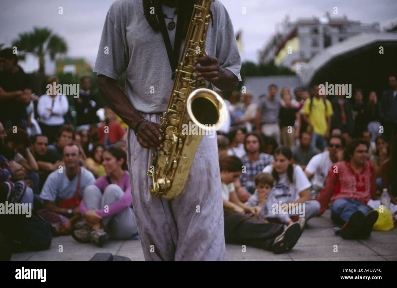 Lettore sassofono intrattiene una folla in las palmas durante il mondo womad festival di musica nelle isole Canarie Foto Stock