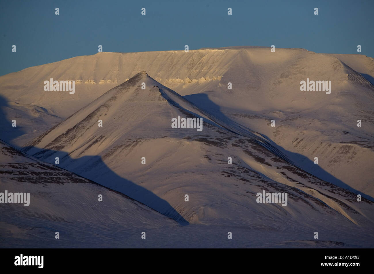 Le gamme della montagna in Svalbard, Norvegia. Foto Stock