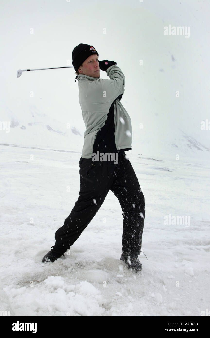 John Wells - British vincitore del 2004 Drambuie ghiaccio campionato di golf in Svalbard, Norvegia. Foto Stock