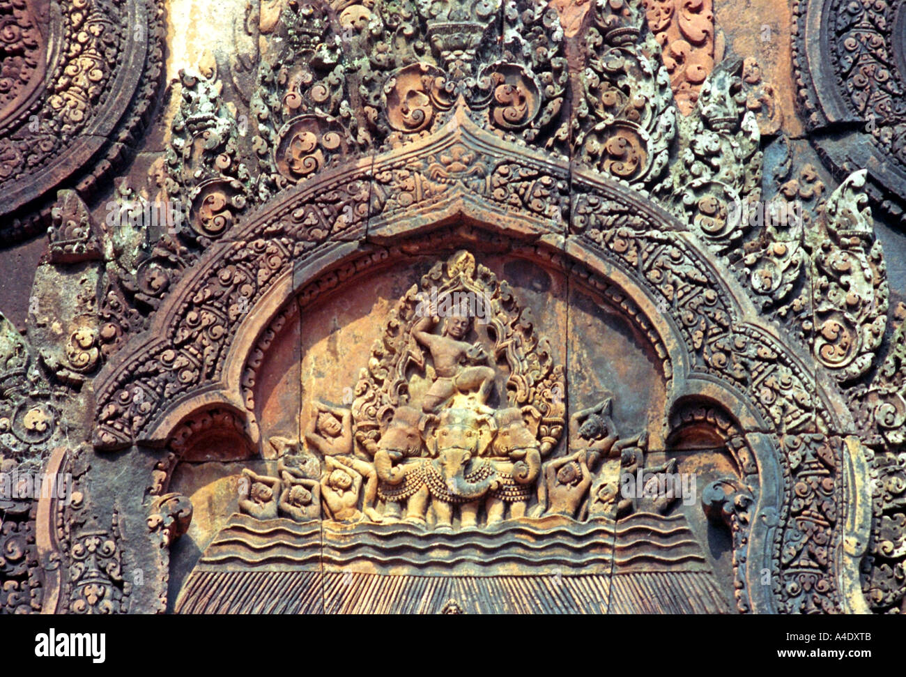 Bella pietra intagliata dettaglio di un architrave sulla parte centrale del tempio Banteay Srei, a Angkor, Cambogia. DU30 Foto Stock