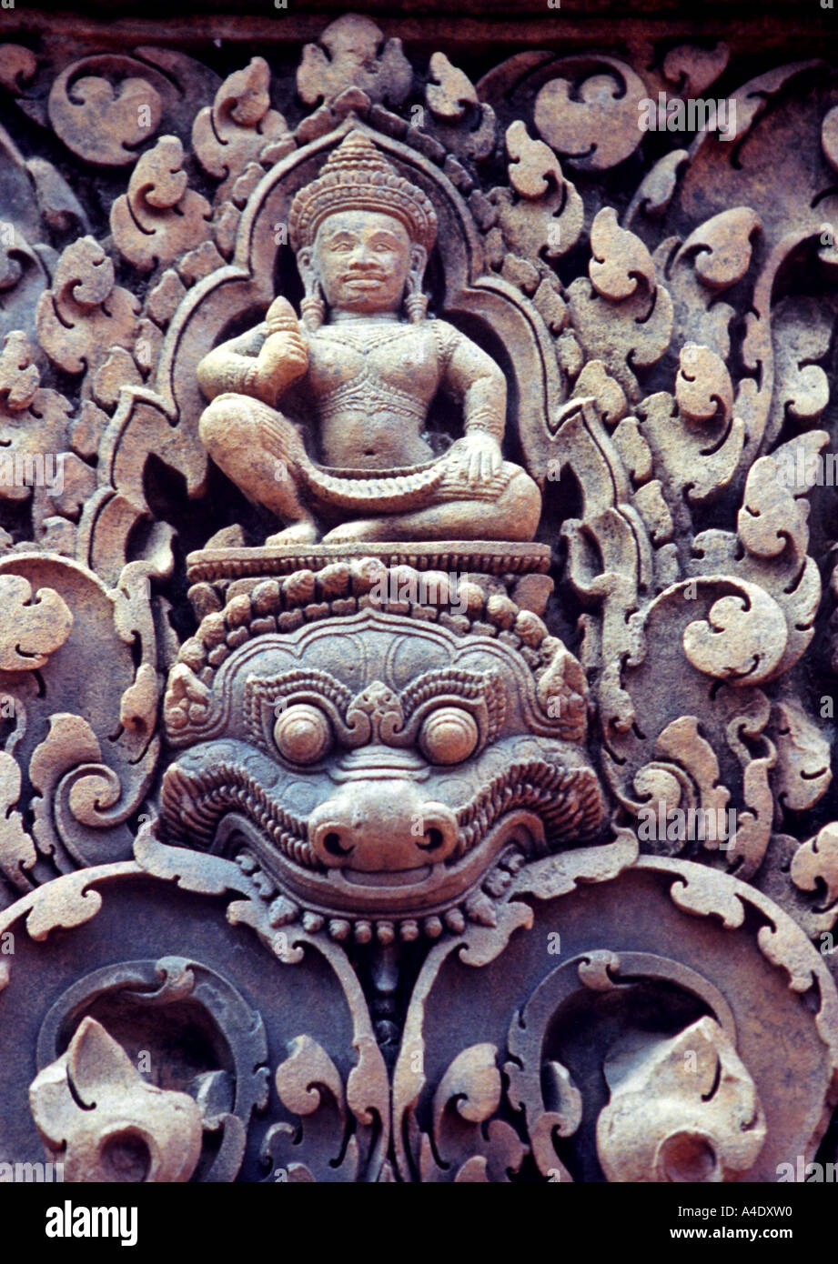 Bella pietra intagliata dettaglio del tempio Banteay Srei, a Angkor, Cambogia. DU32 Foto Stock