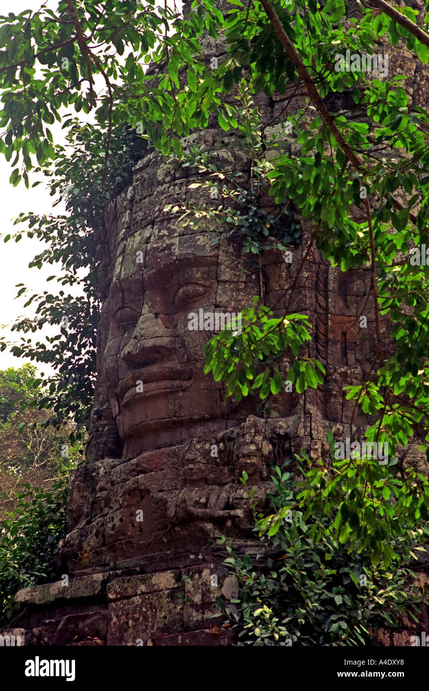 Uno dei centinaia di enormi sorridenti facce di pietra nel complesso di Ankor, Cambogia. DV6 Foto Stock
