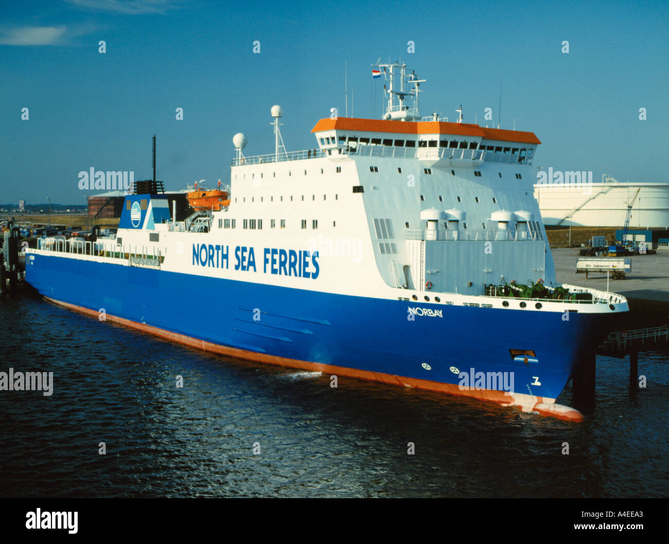 Traghetto per auto; North Sea Ferries traghetto per trasporto auto e passeggeri "Norbay' ormeggiata in banchina, Rotterdam, Olanda. Foto Stock