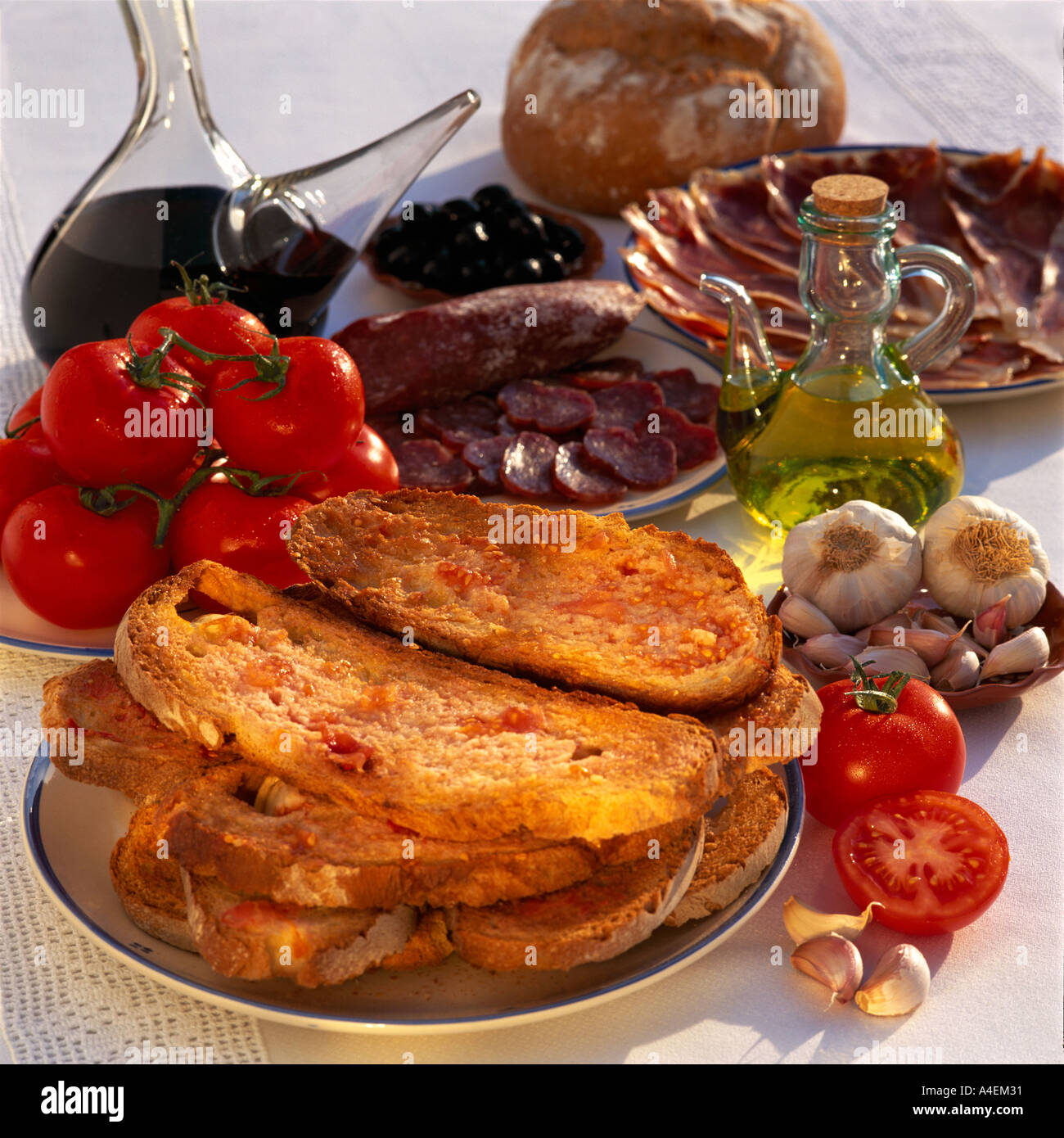 La cucina spagnola pane con pomodoro olio d'oliva e aglio Pan con tomate Foto Stock