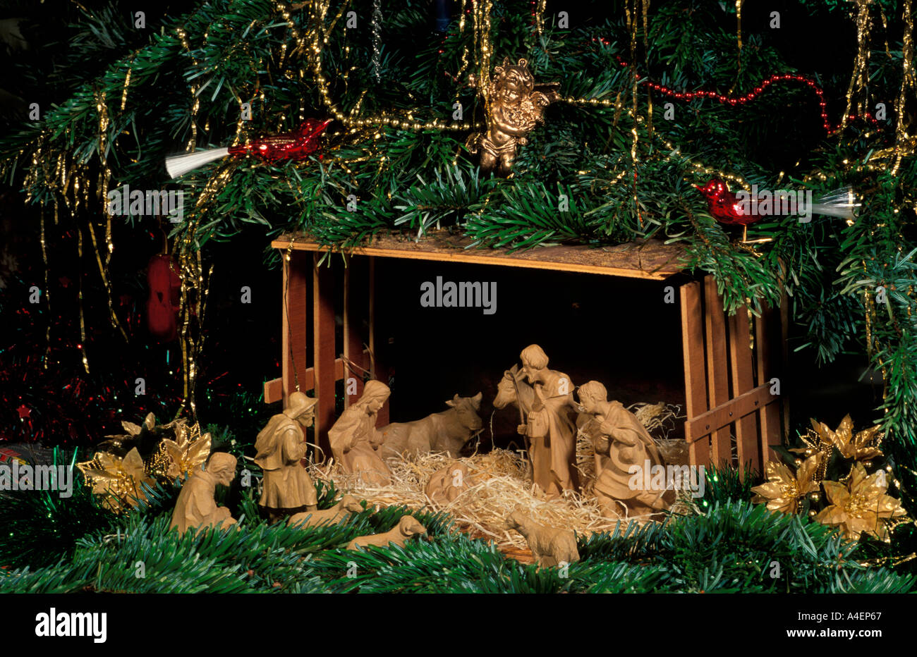 Un modello di scena della natività con albero di natale Foto Stock