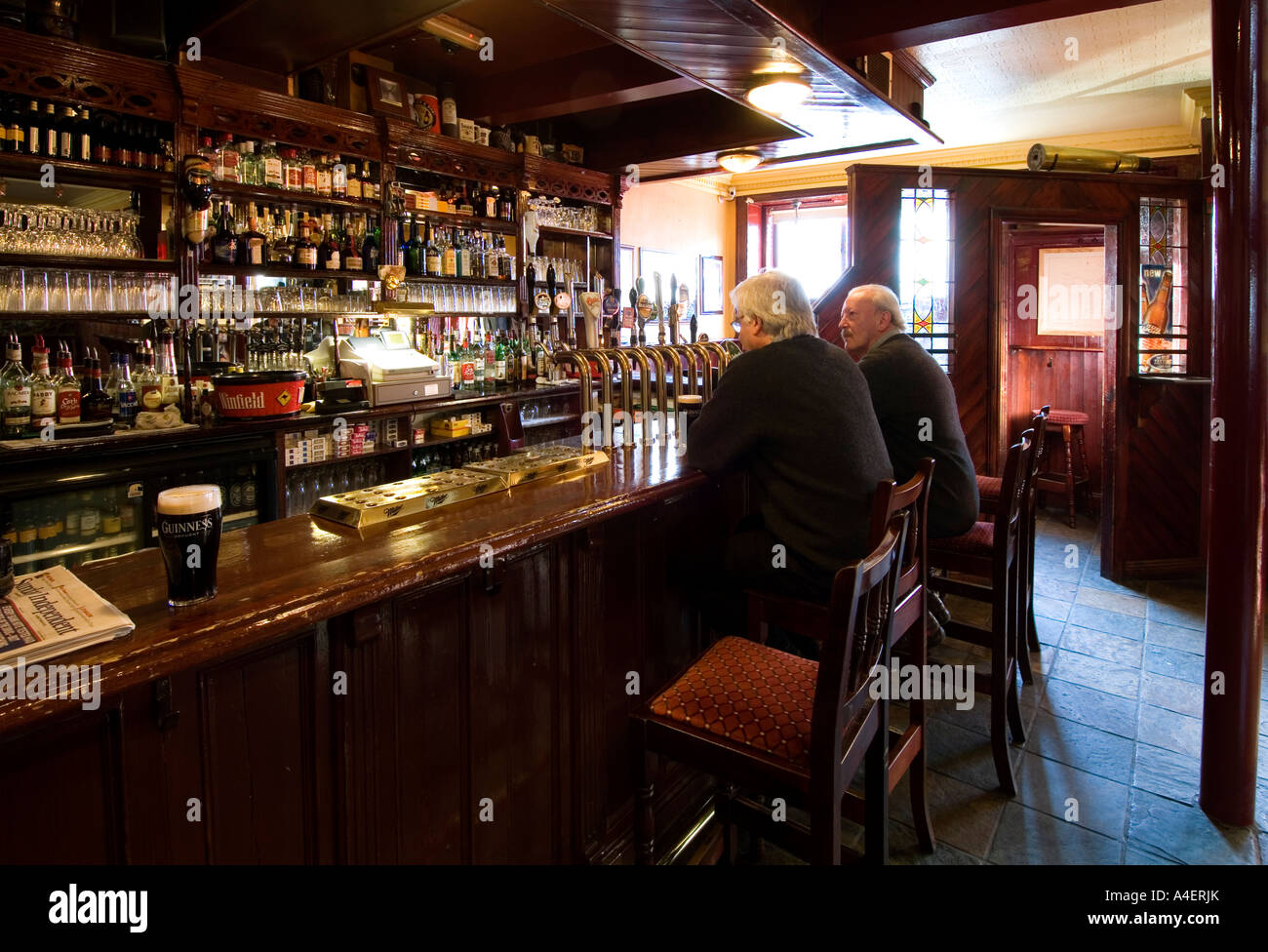 L'interno della Nealon's pub tradizionale a Skerries, regione settentrionale della contea di Dublino, Irlanda Foto Stock