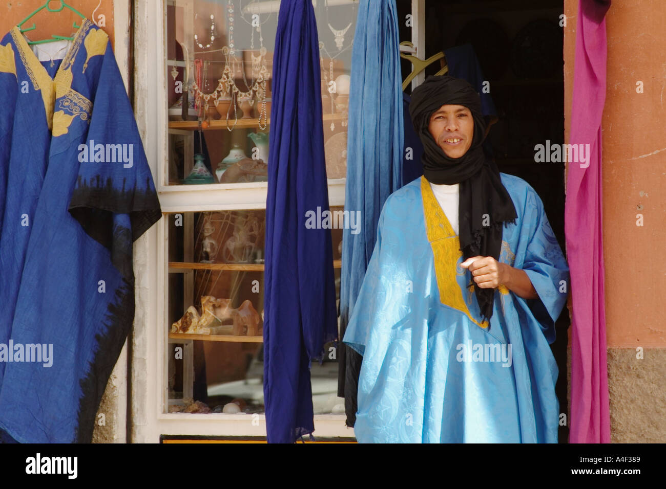 Merchant nella parte anteriore del negozio in Erfoud Marocco Foto Stock