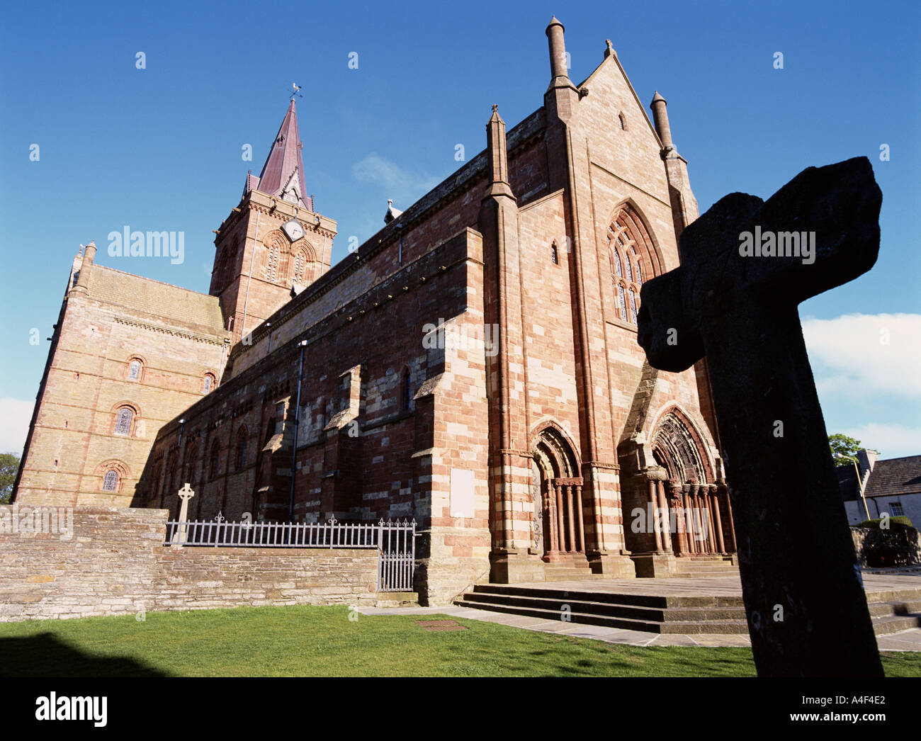 cattedrale di dh St Magnus KIRKWALL ORKNEY pietra arenaria rossa gialla Norse Viking cattedrale edificio e la città di Mercat attraversare orkneys Foto Stock